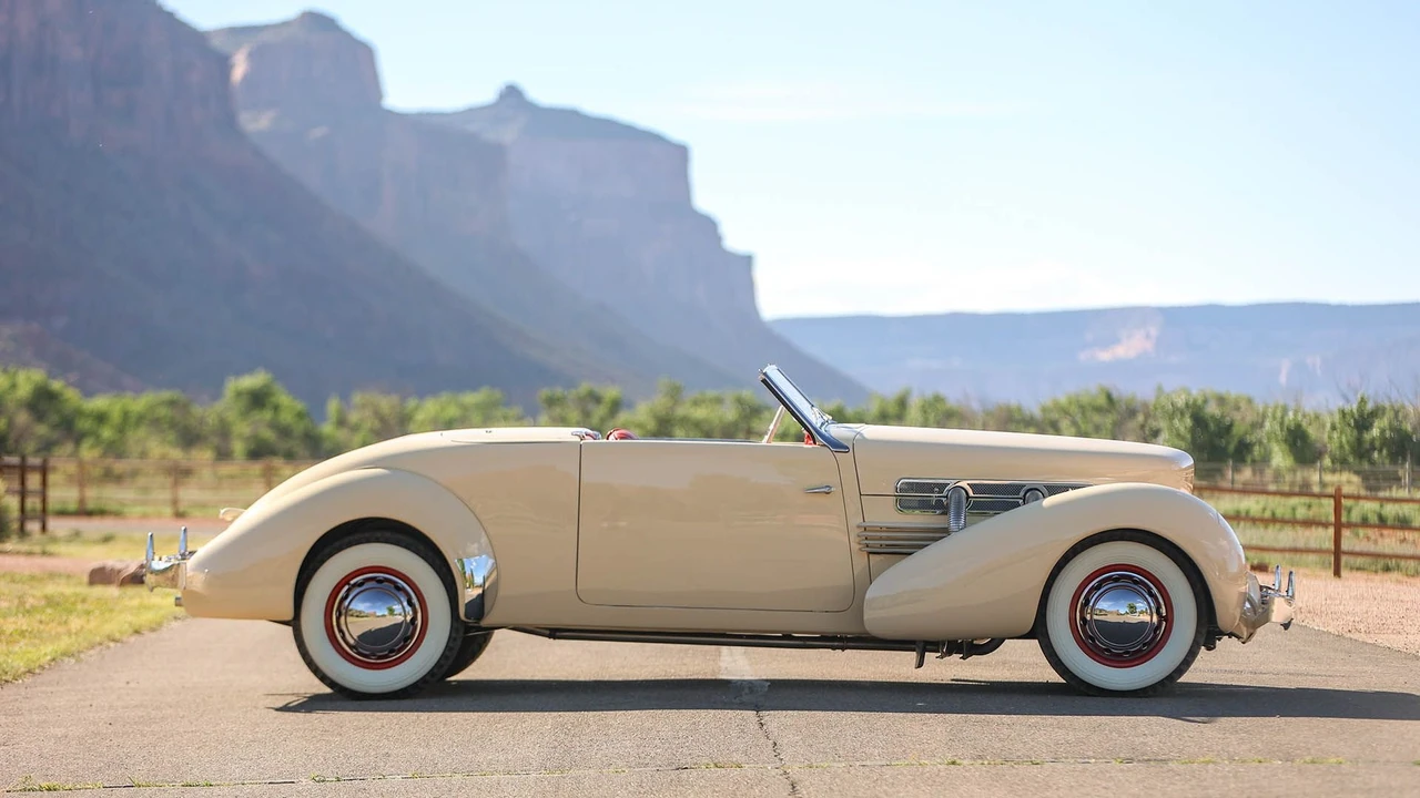 1937 Cord 810 & 812 - Image 2 of 31