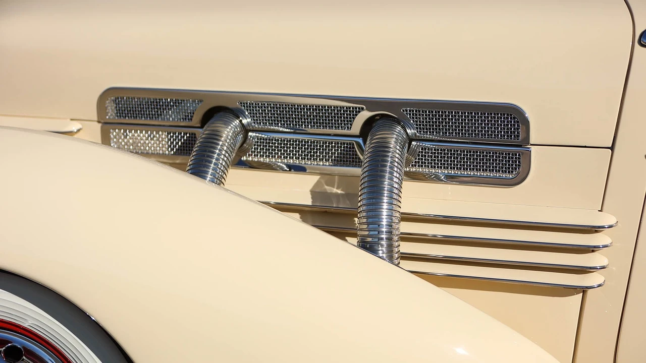 1937 Cord 810 & 812 - Image 24 of 31