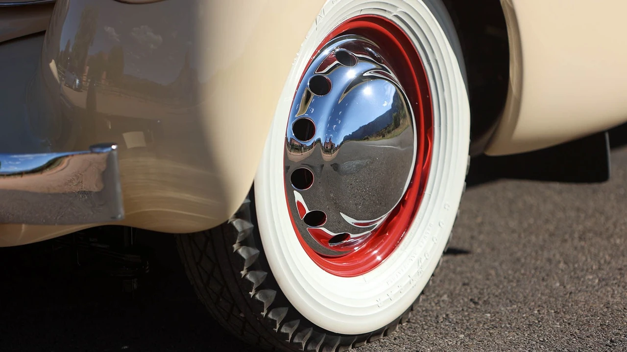 1937 Cord 810 & 812 - Image 31 of 31
