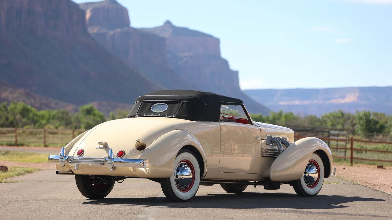 1937 Cord 810 & 812 - Image 18 of 31