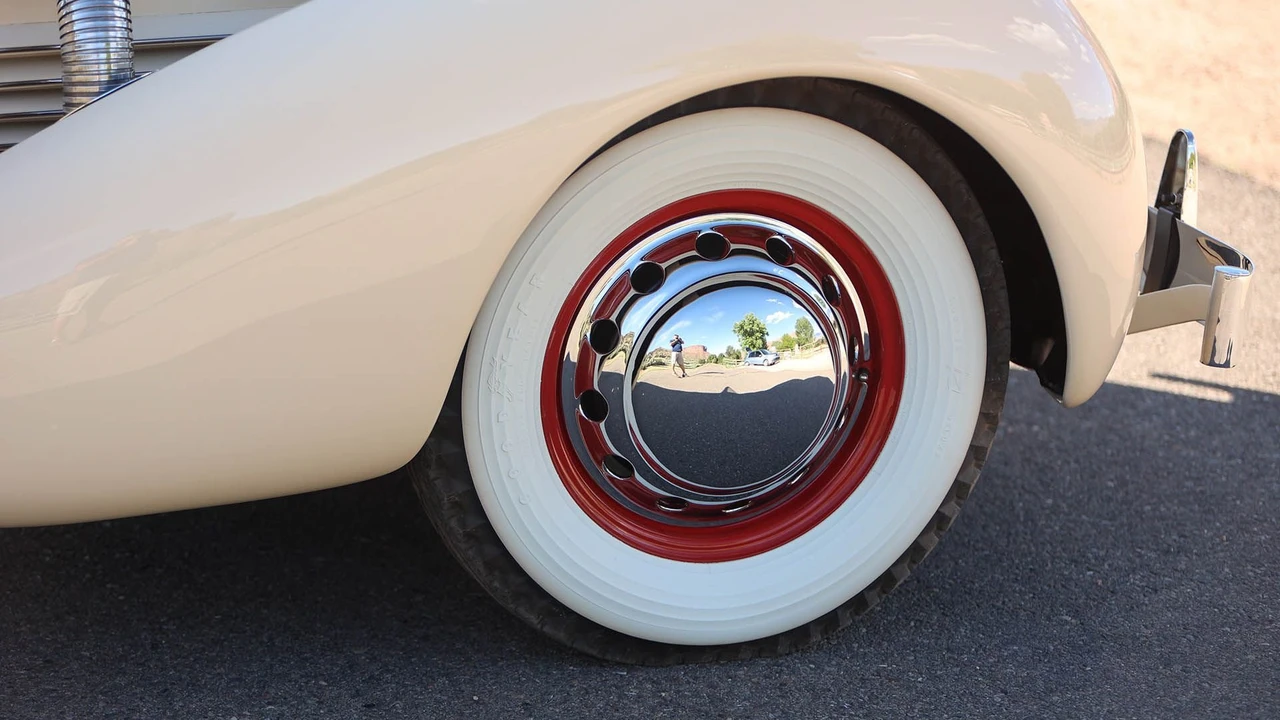1937 Cord 810 & 812 - Image 29 of 31