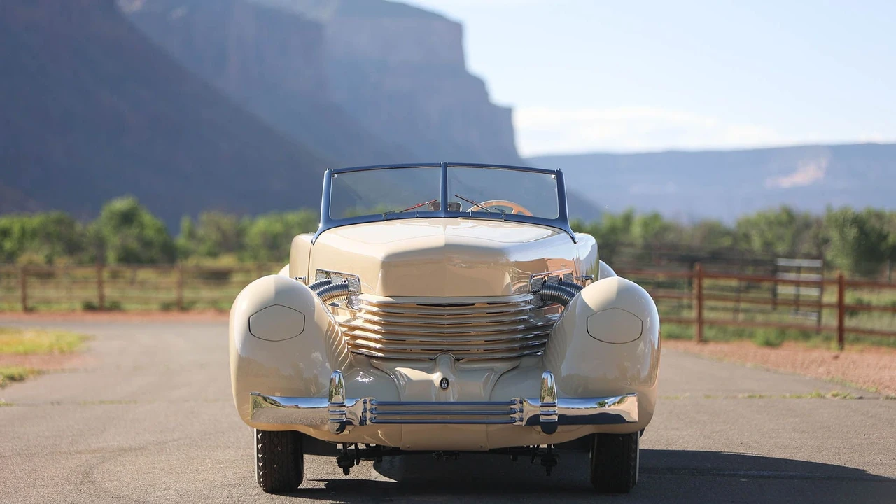 1937 Cord 810 & 812 - Image 8 of 31