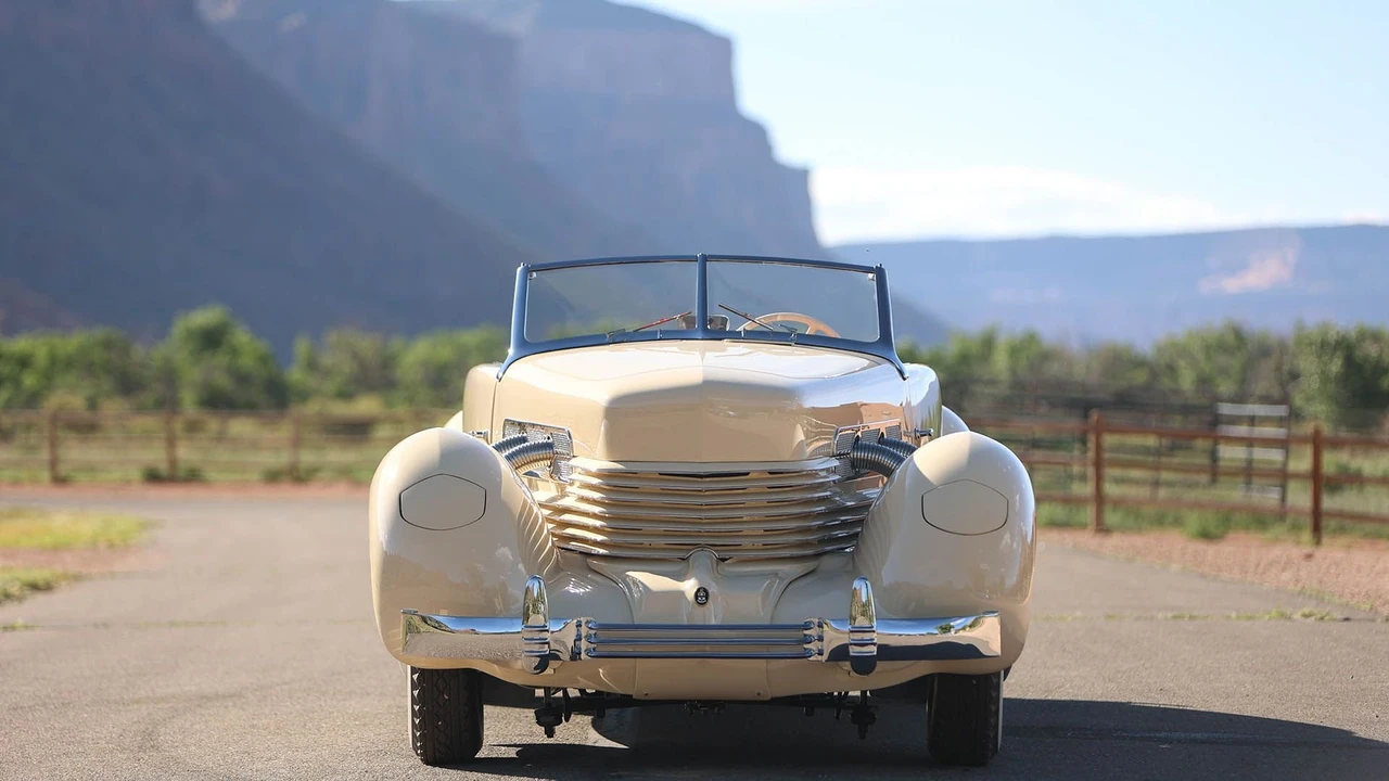 1937 Cord 810 & 812 - Image 9 of 31