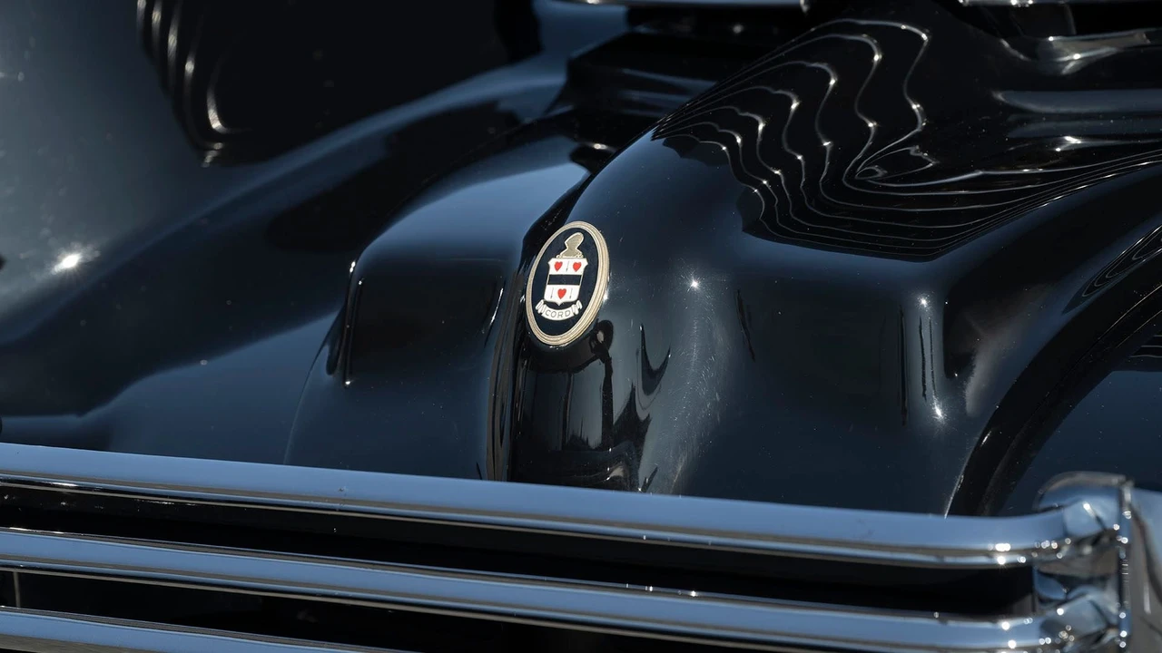 1937 Cord 810 & 812 - Image 18 of 31