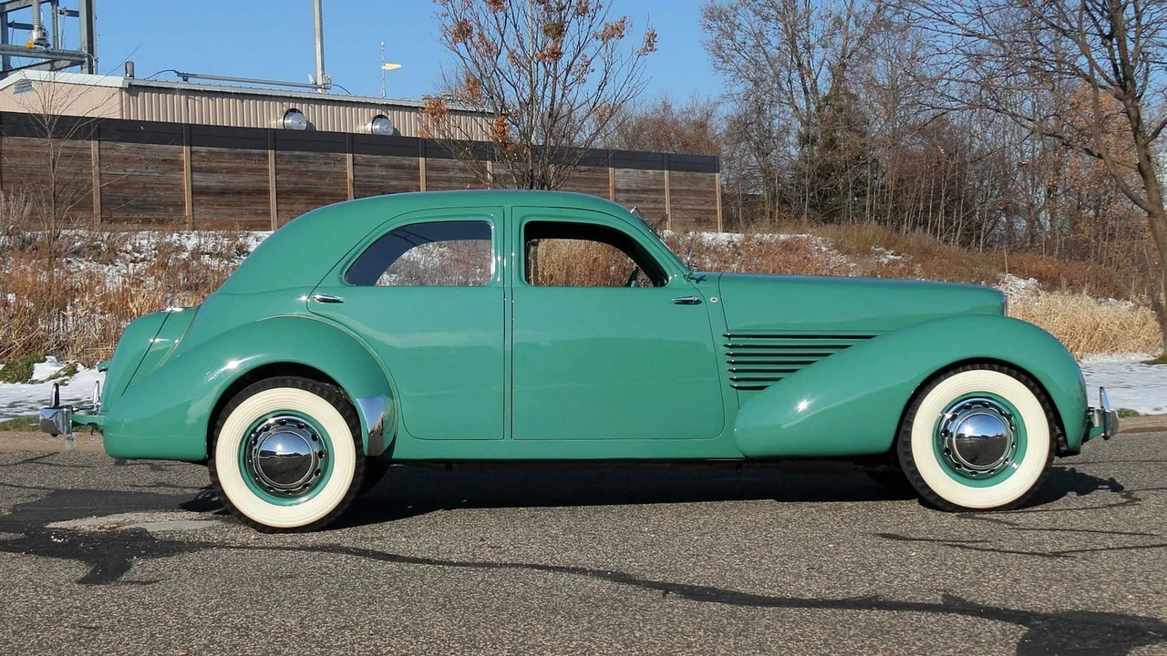 1937 Cord 810 & 812 - Image 2 of 31