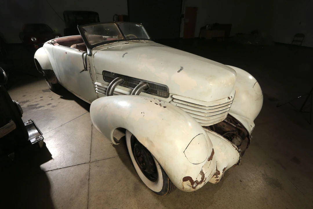 1937 Cord 810 & 812 - Image 14 of 31