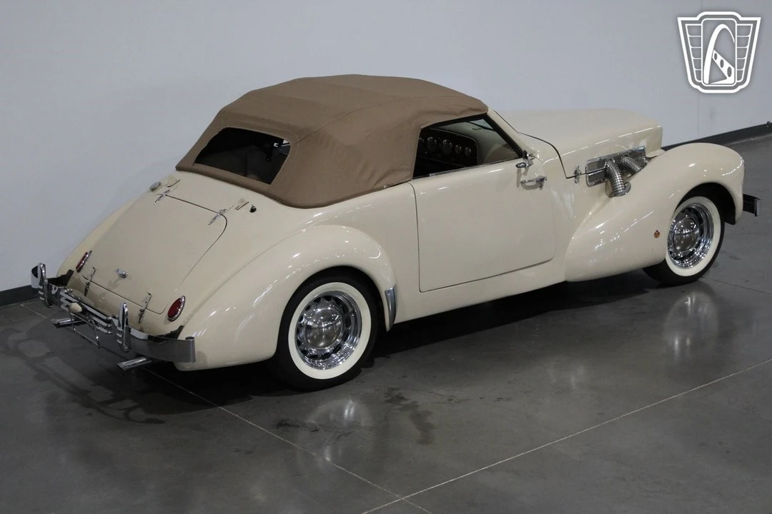 1937 Cord 810 & 812 - Image 10 of 12