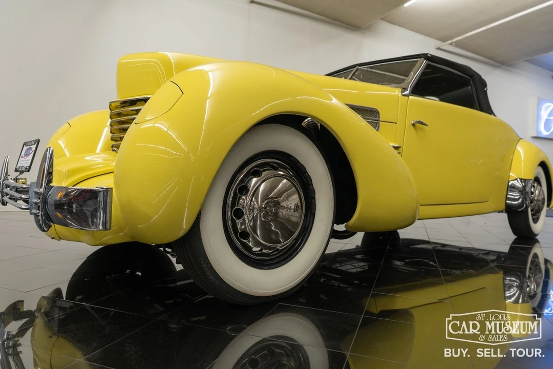 1937 Cord 810 & 812 - Image 13 of 31
