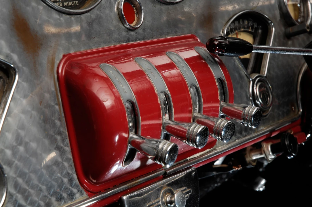 1937 Cord 810 & 812 - Image 9 of 10