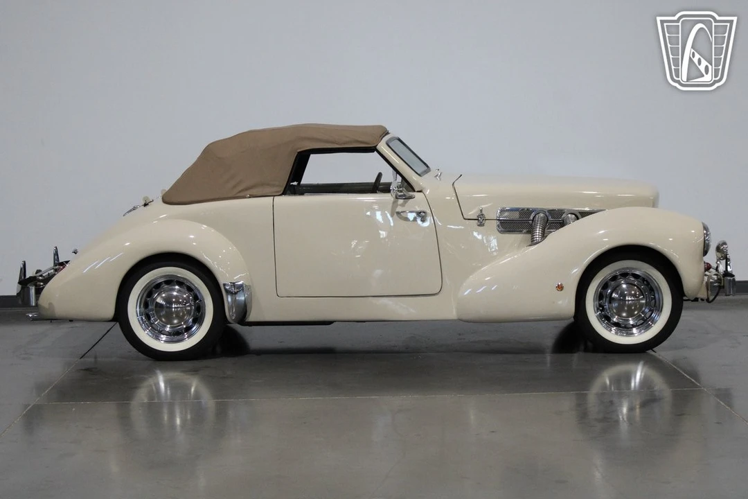 1937 Cord 810 & 812 - Image 16 of 21