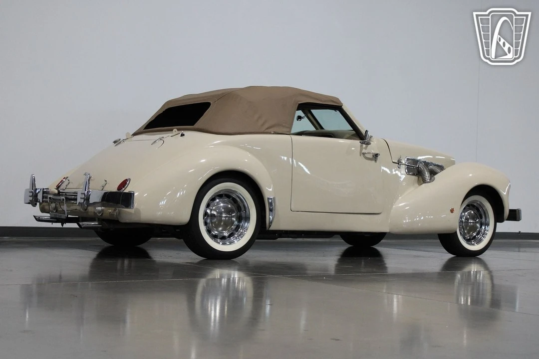 1937 Cord 810 & 812 - Image 24 of 31