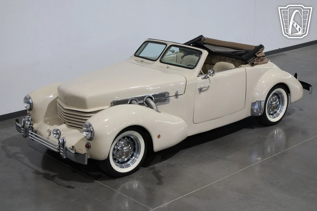 1937 Cord 810 & 812 - Image 13 of 21