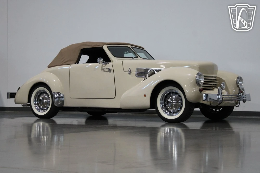 1937 Cord 810 & 812 - Image 22 of 31
