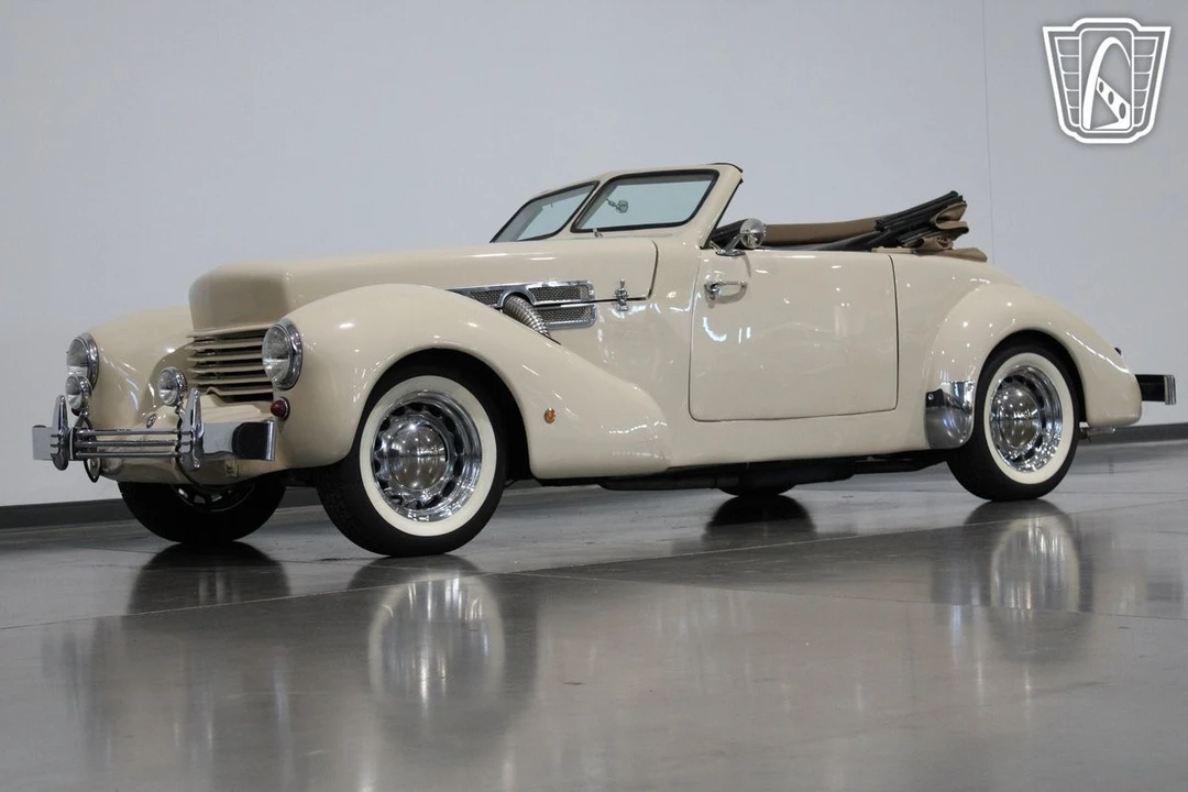 1937 Cord 810 & 812 - Image 28 of 31