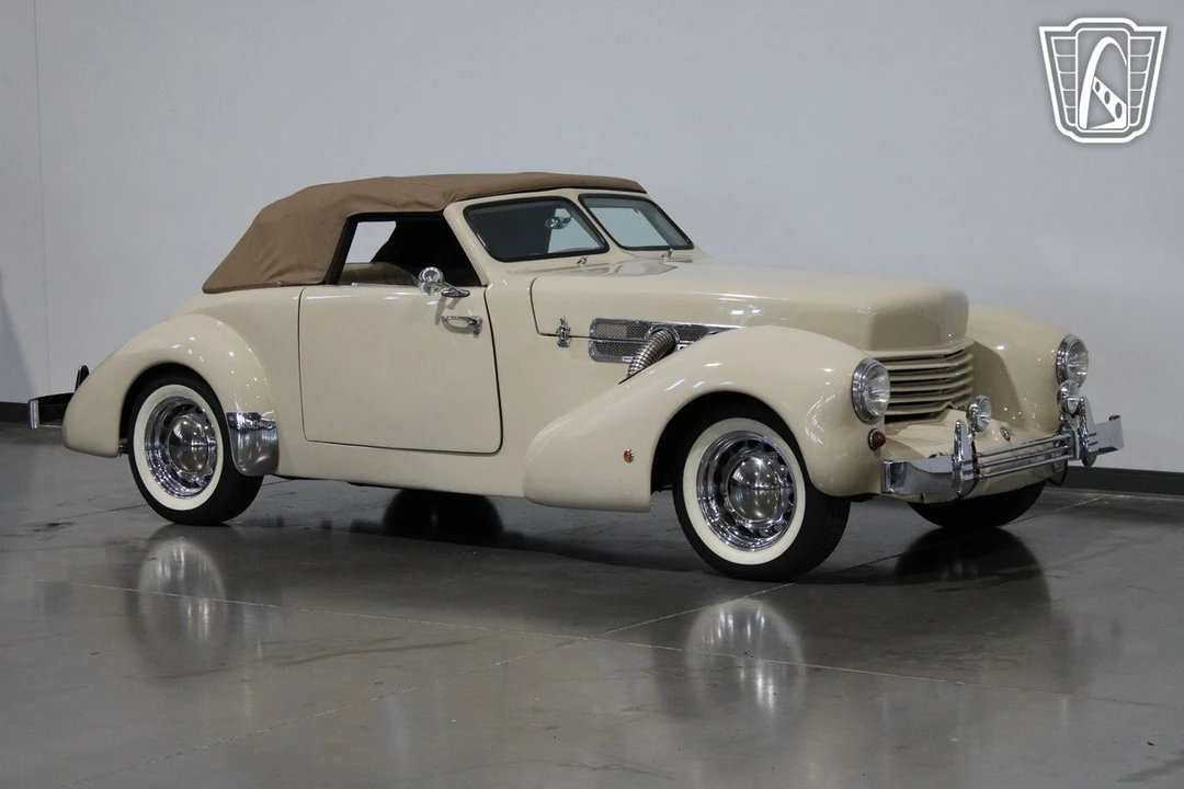 1937 Cord 810 & 812 - Image 15 of 21