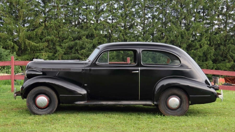 1937 Pontiac - Image 2 of 17