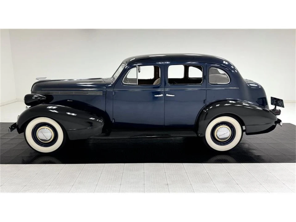 1937 Pontiac - Image 2 of 31