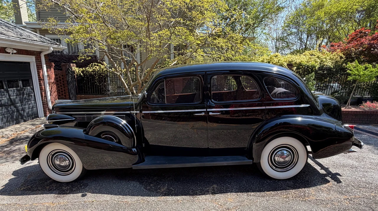1938 Buick Roadmaster - Image 10 of 31