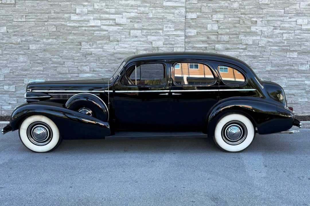 1938 Buick Roadmaster - Image 7 of 31