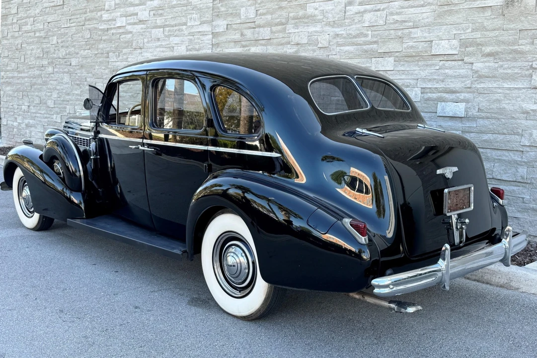1938 Buick Roadmaster - Image 9 of 31
