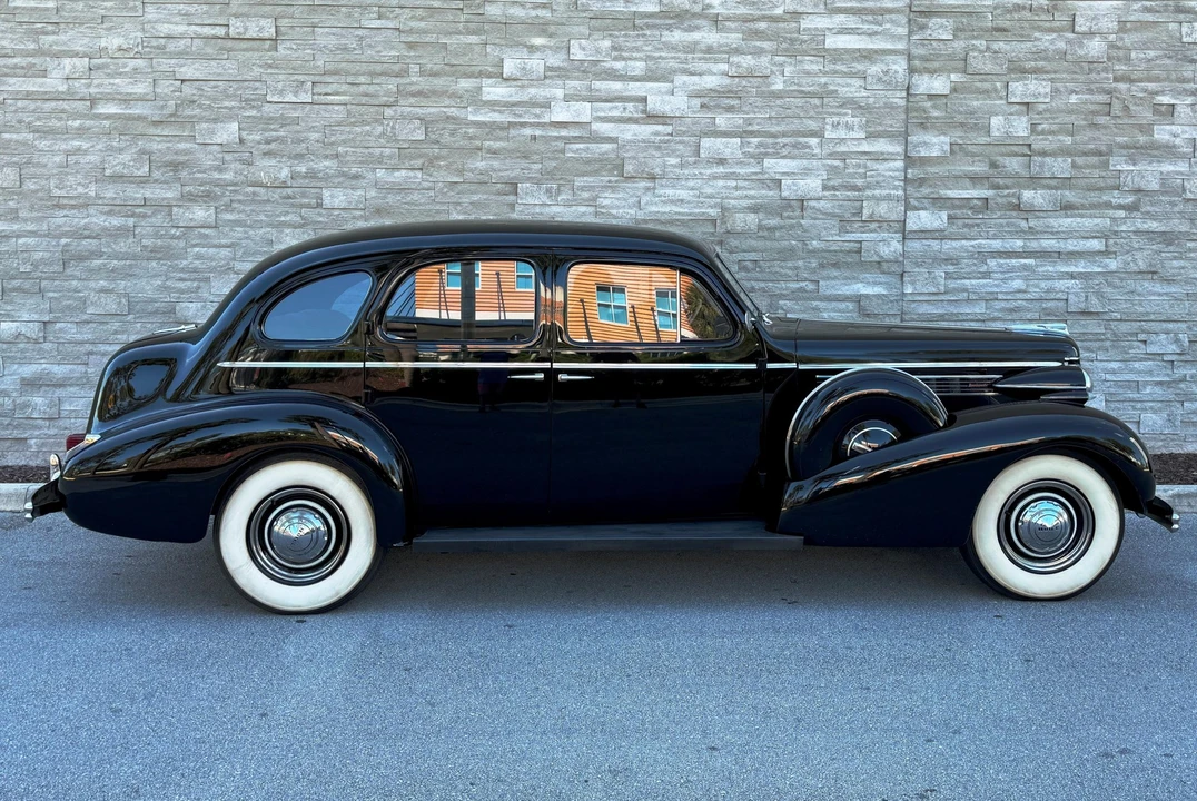 1938 Buick Roadmaster - Image 14 of 31