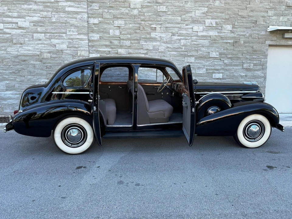 1938 Buick Roadmaster - Image 15 of 31