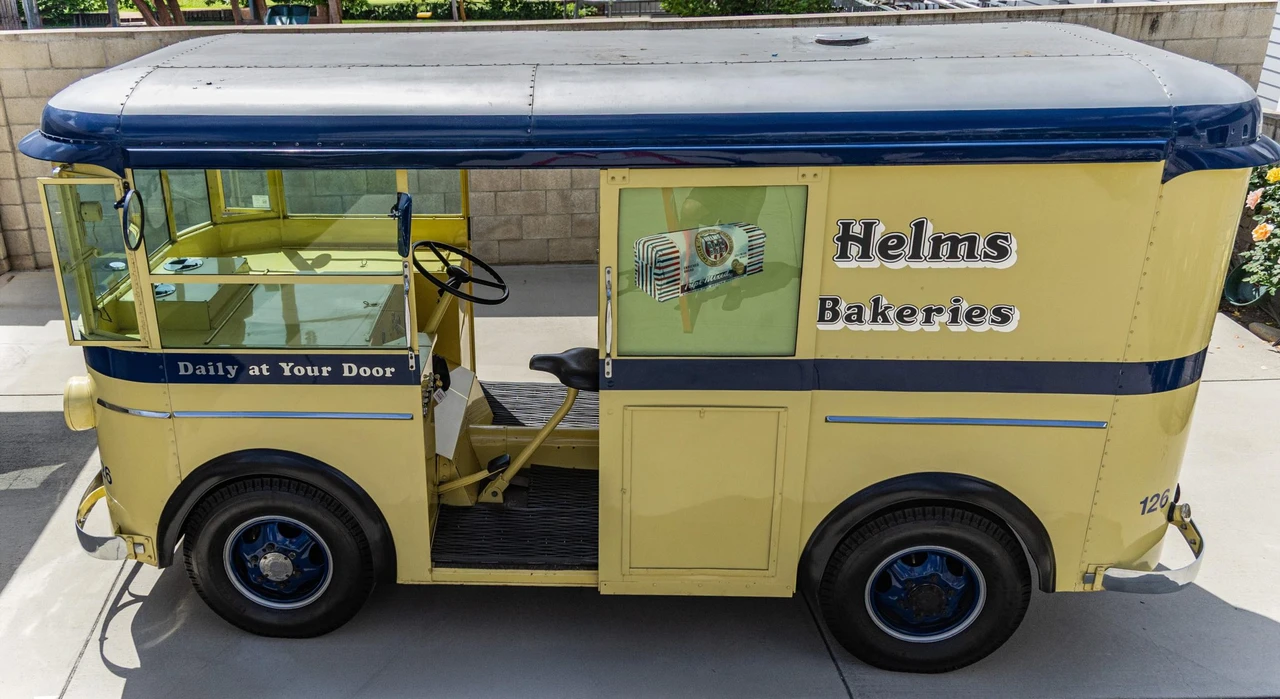 1939 Twin Coach - Image 3 of 31