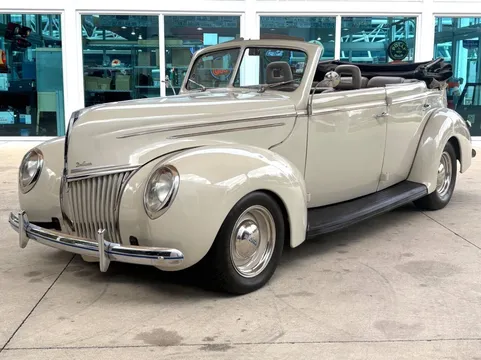1939 Ford Deluxe Convertible Sedan