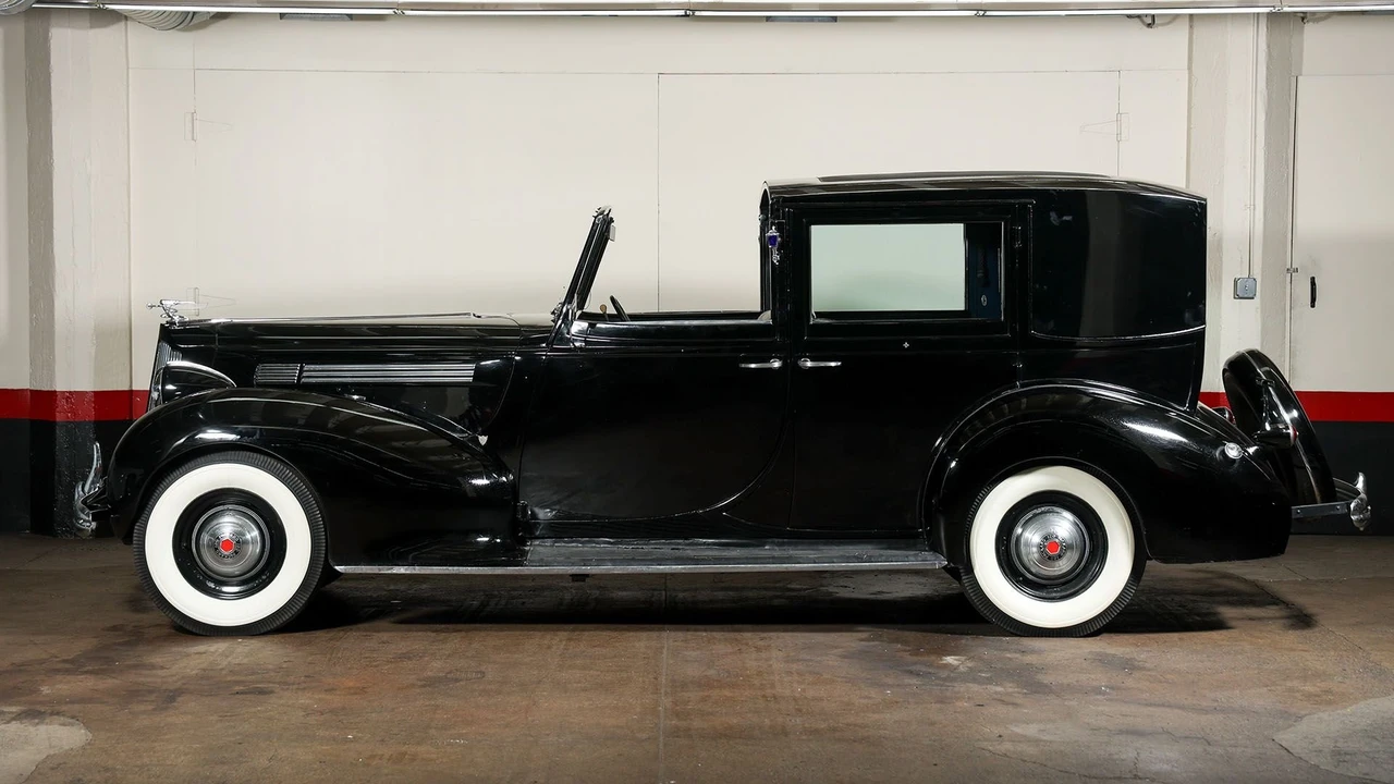 1939 Packard - Image 4 of 31
