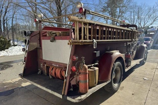 1940 Mack - Image 2 of 9