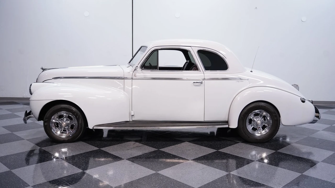 1940 Oldsmobile 98 - Image 2 of 12