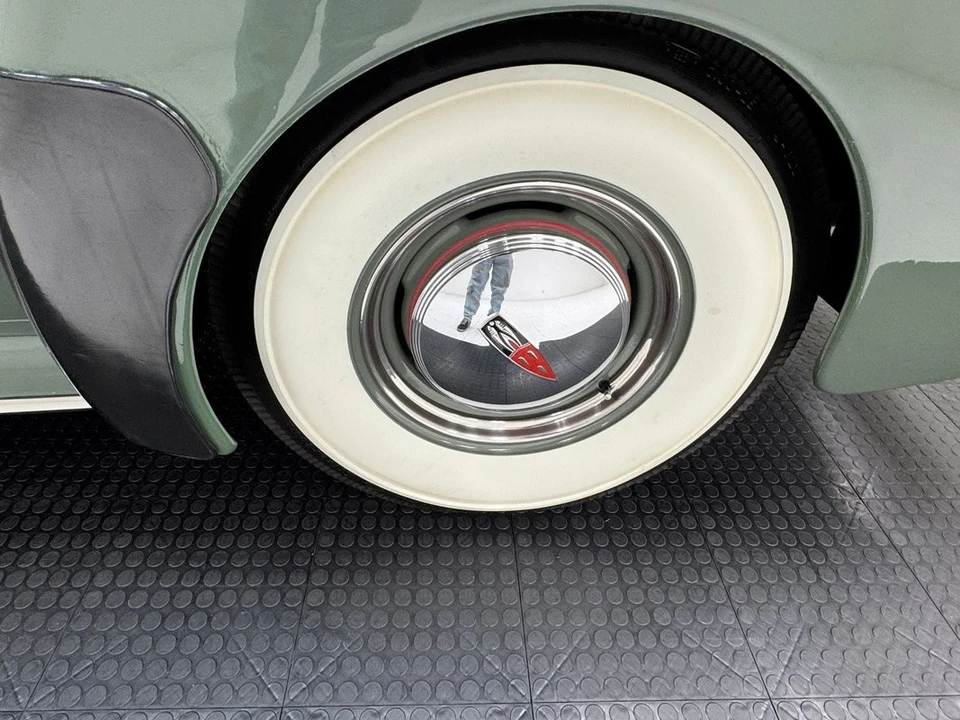 1940 Oldsmobile Custom Cruiser - Image 20 of 31