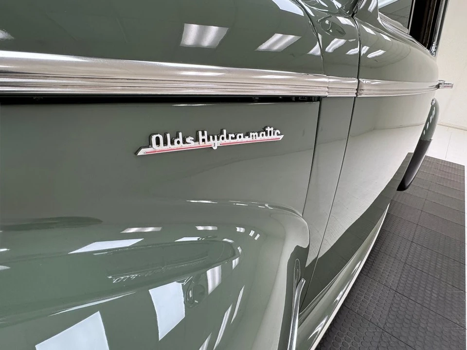 1940 Oldsmobile Custom Cruiser - Image 15 of 31
