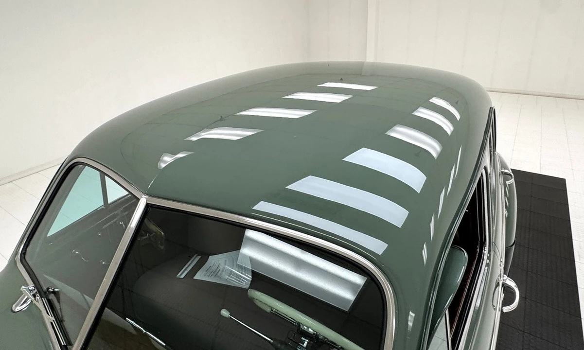 1940 Oldsmobile Custom Cruiser - Image 17 of 31