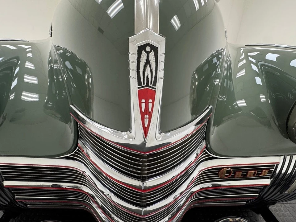 1940 Oldsmobile Custom Cruiser - Image 10 of 31