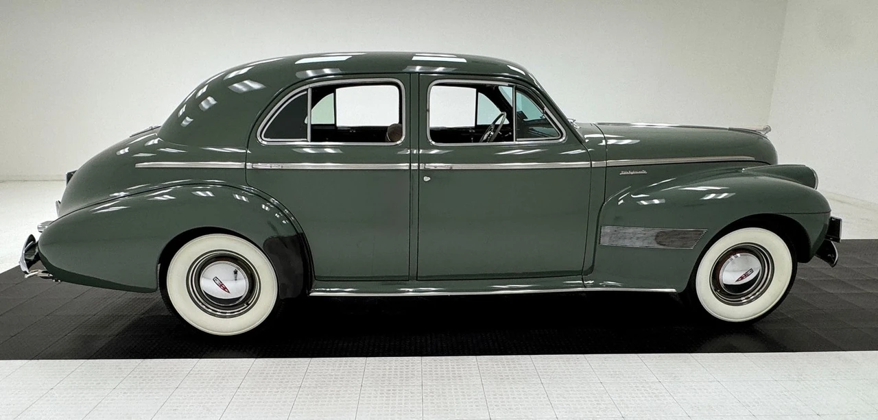 1940 Oldsmobile Custom Cruiser - Image 6 of 31