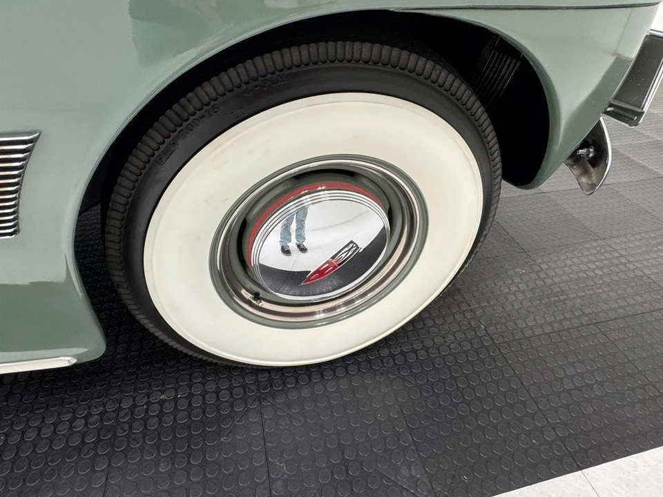 1940 Oldsmobile Custom Cruiser - Image 25 of 31
