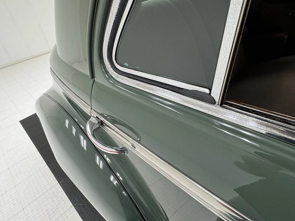 1940 Oldsmobile Custom Cruiser - Image 26 of 31