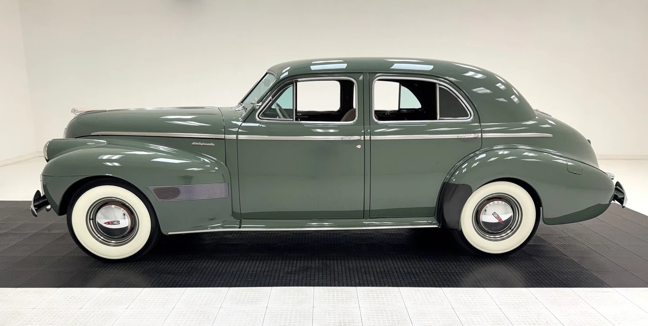 1940 Oldsmobile Custom Cruiser - Image 2 of 31