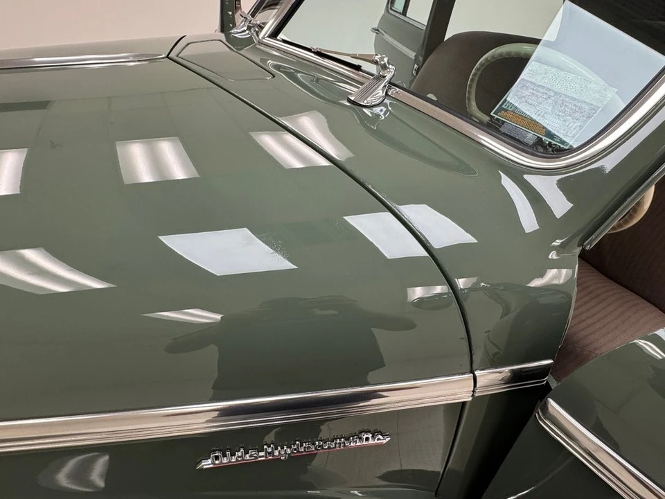 1940 Oldsmobile Custom Cruiser - Image 28 of 31