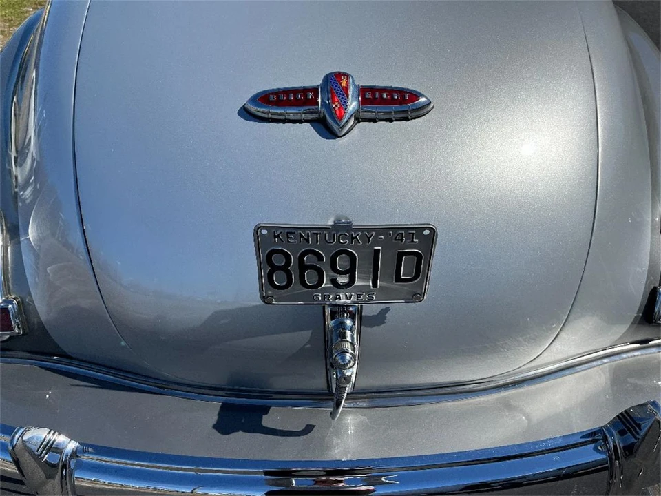 1941 Buick Roadmaster - Image 15 of 31