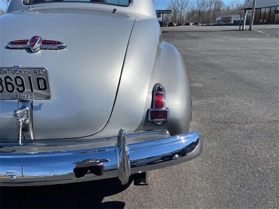 1941 Buick Roadmaster - Image 16 of 31