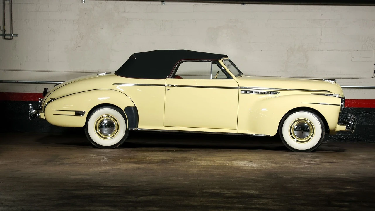 1941 Buick Roadmaster - Image 2 of 31