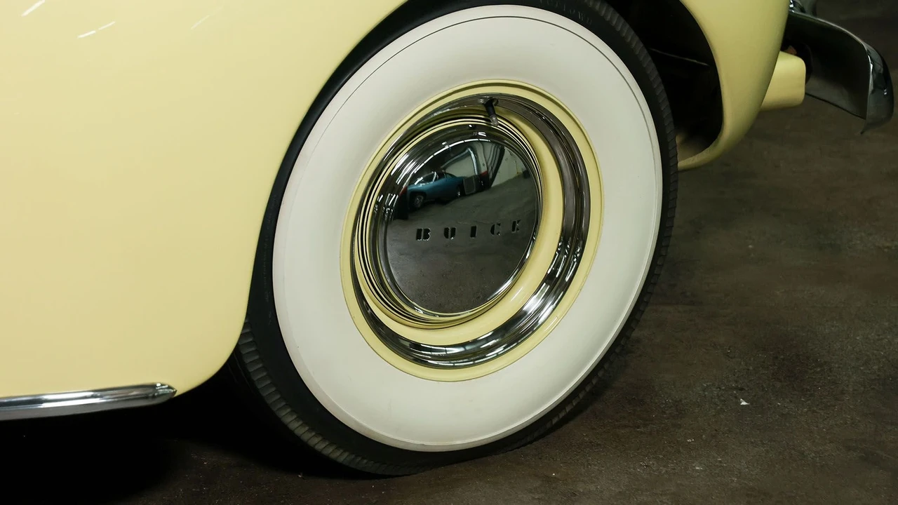1941 Buick Roadmaster - Image 16 of 31