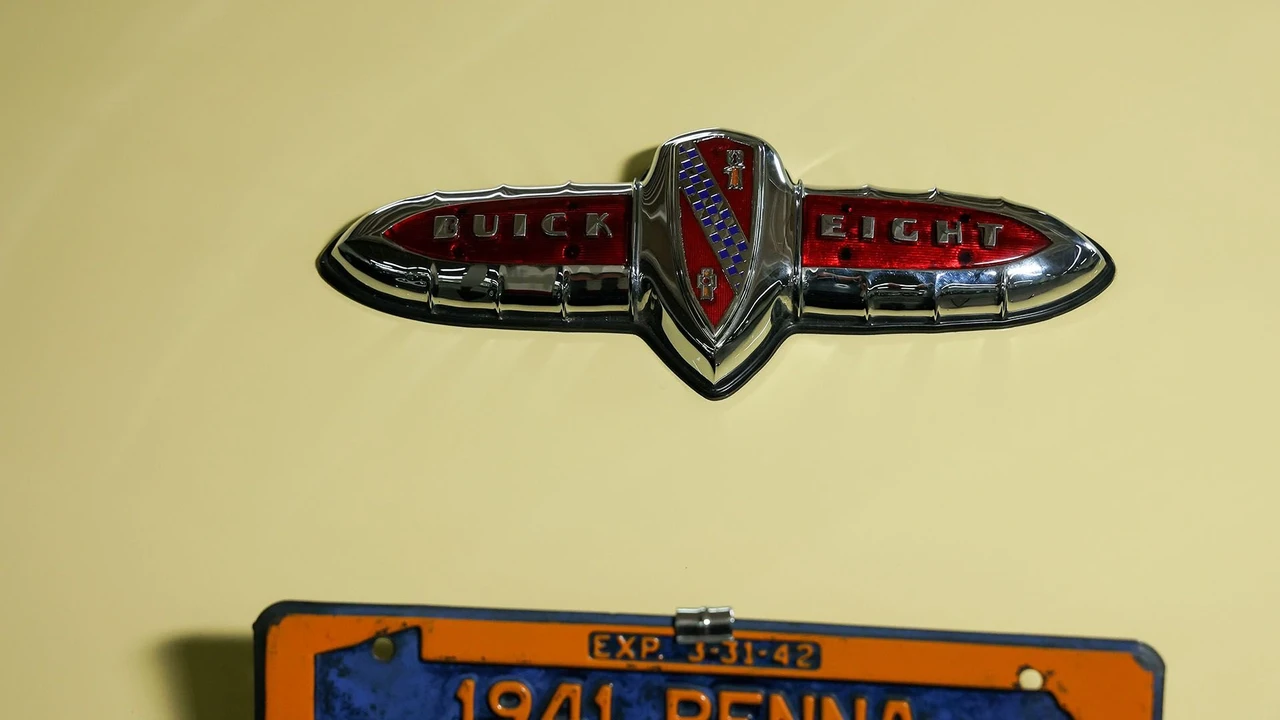 1941 Buick Roadmaster - Image 15 of 31