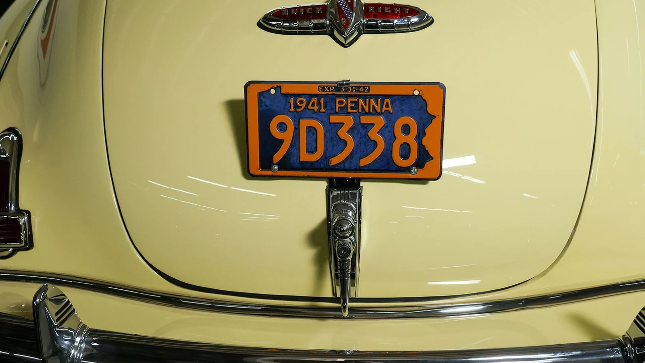1941 Buick Roadmaster - Image 14 of 31