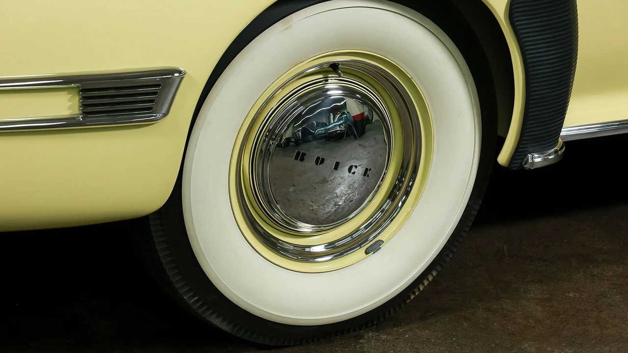 1941 Buick Roadmaster - Image 7 of 31