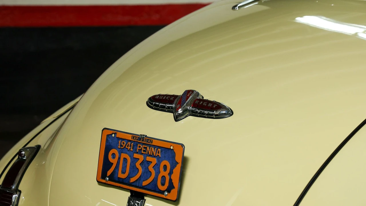 1941 Buick Roadmaster - Image 9 of 31