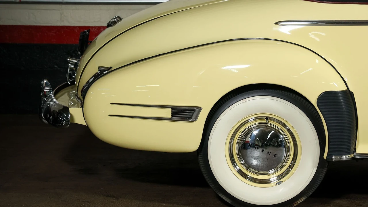 1941 Buick Roadmaster - Image 20 of 31