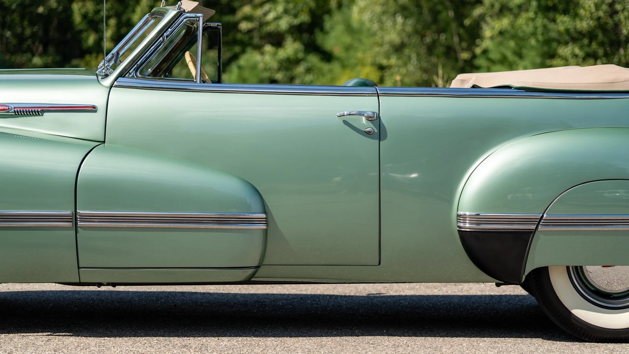 1942 Oldsmobile Custom Cruiser - Image 16 of 31